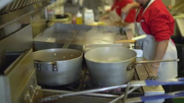 Potten en pannen in een drukke commerciële keuken - Video
