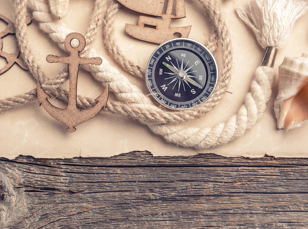 Compass, anchor, old paper with sea accessories. - Foto, immagini