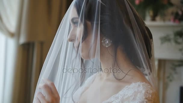 Braut in weißem Kleid und Schleier an verruchtem Ort - Filmmaterial, Video