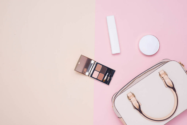 Flat lay of female fashion accessories and white handbag on pastel color background with copyspace - Fotografie, Obrázek