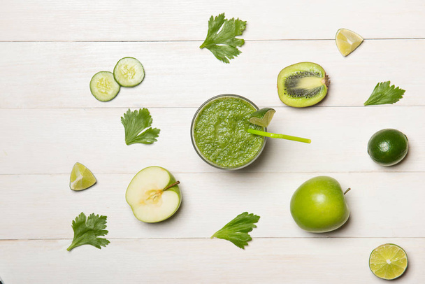 Detoks kavramı. Taze içecek yeşil smoothie, ıspanak yaprakları, salatalık, elma, limon meyve Cam Kavanoz. - Fotoğraf, Görsel