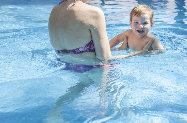 Matka s dítětem hrát na plavecký bazén krytý - Fotografie, Obrázek