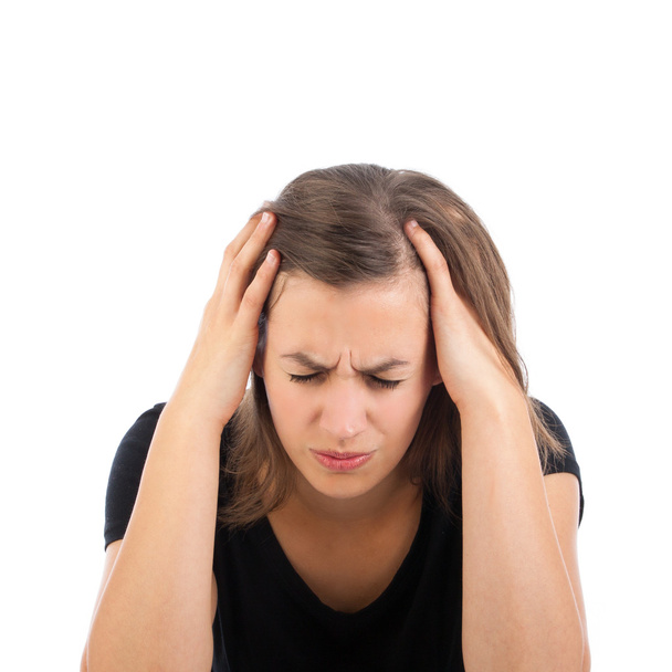 Jeune femme avec mal de tête tenant sa main à la tête
 - Photo, image