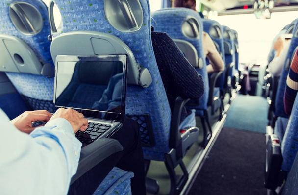 człowiek z smartphone i laptopa w podróży autobusem - Zdjęcie, obraz