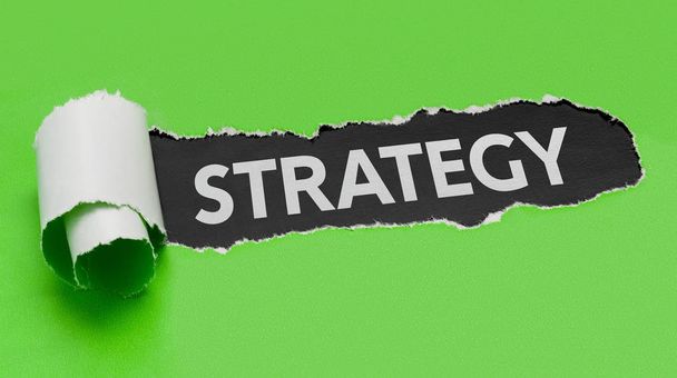 Libro verde desgarrado que revela la palabra Estrategia
 - Foto, Imagen