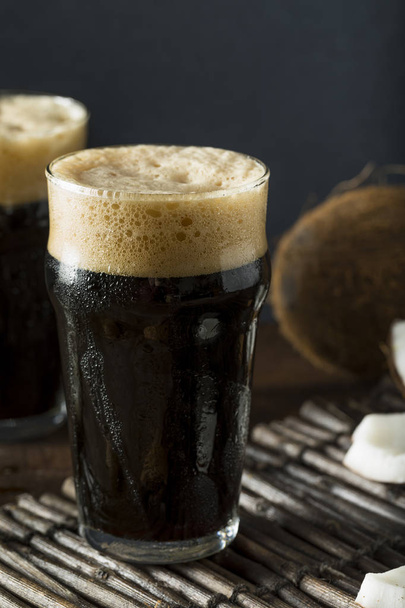 Refreshing Cold Dark Coconut Beer - Foto, afbeelding