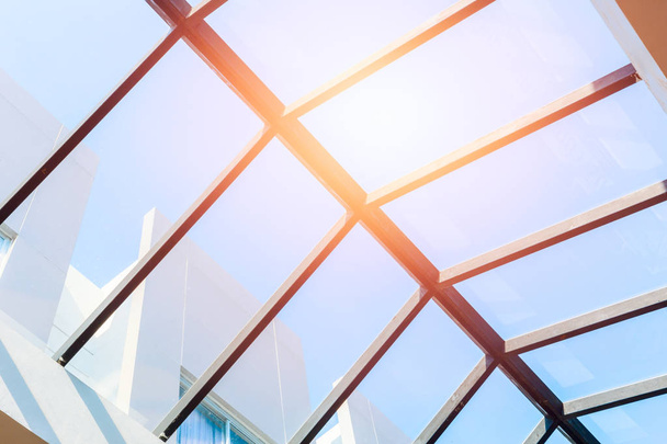 Deckenglasdach, Öko-Gebäudeinnere natürliche Beleuchtung zur Einsparung von Energiekosten. - Foto, Bild