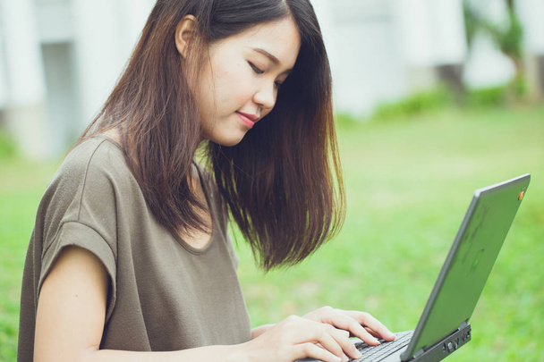 Technologie moderner Lebensstil, Teenager Studentinnen mit Laptop-Computer mit Geschäftsdaten arbeiten in der Universität. - Foto, Bild