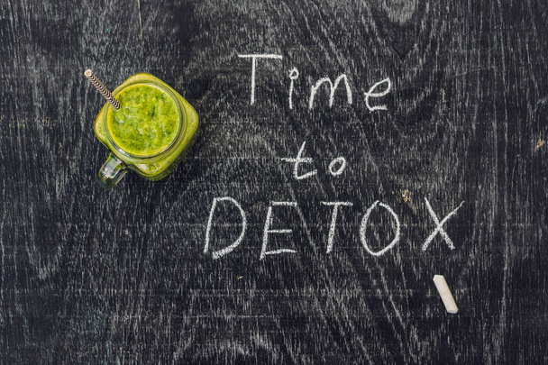 Czas do Detox kredą napis na drewnianym stole i zielone koktajle ze szpinakiem. Zdrowe jedzenie i sportowych koncepcja - Zdjęcie, obraz