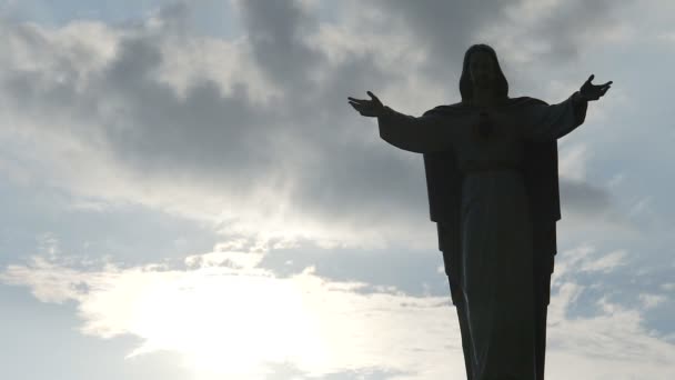 Standbeeld van Jezus Christus tegen bewolkte hemelachtergrond, zoon van God zegen, religie - Video