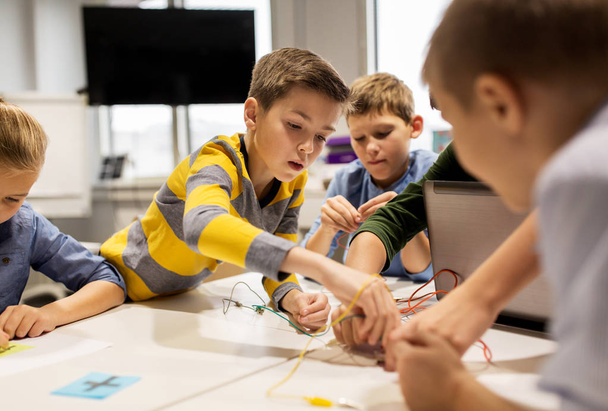 kids with invention kit at robotics school - Fotoğraf, Görsel