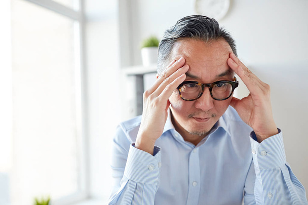 anxious businessman in eyeglasses at office - Фото, зображення