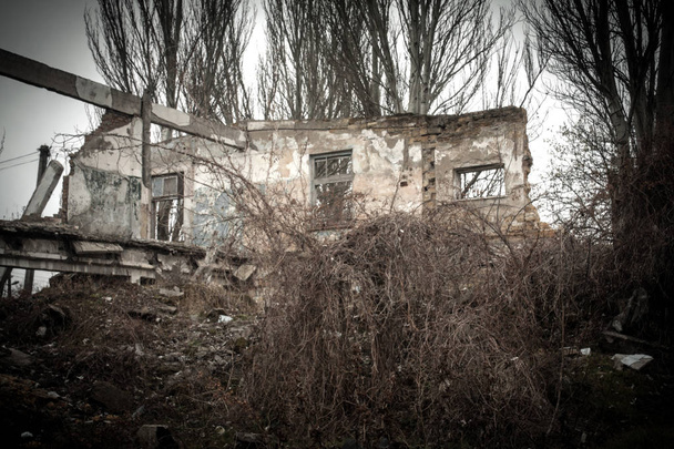 az elpusztult épület romjai - Fotó, kép