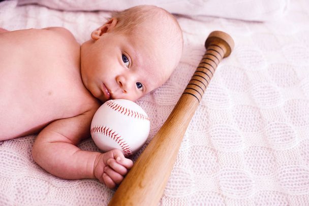 Újszülött fiú baseball ütő és labda - Fotó, kép