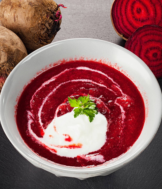 Barbabietola, borscht rosso con panna acida e prezzemolo
 - Foto, immagini