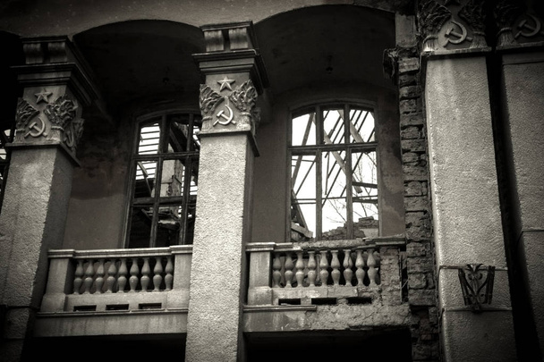 de ruïnes van het verwoeste gebouw - Foto, afbeelding