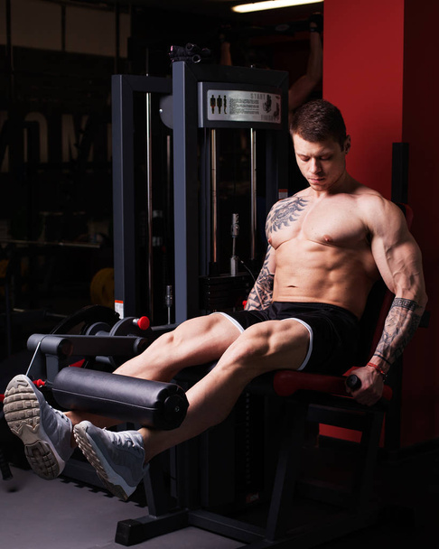 bodybuilder homme effectuant l'entraînement à la salle de gym
 - Photo, image