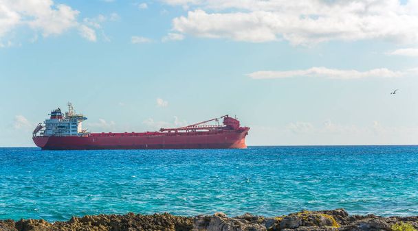 cargo cargo dans la mer des Caraïbes. Transport de marchandises
. - Photo, image