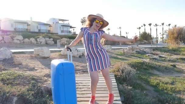 Jeune femme-voyageuse se réjouit et danse
 - Séquence, vidéo