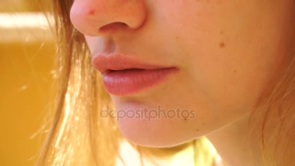 junges Mädchen mit schönen Lippen leckt sexy Erdbeeren - Filmmaterial, Video