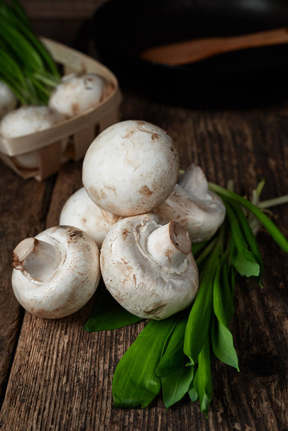 Champignon frais aux champignons blancs dans un bol marron sur fond bois. Vue du dessus
. - Photo, image