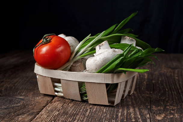 Mushrooms, tomato, greens in a basket - Foto, Bild