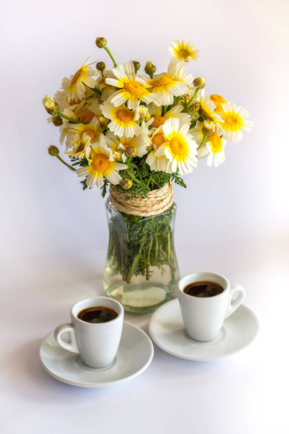 Two cups of coffee and a bouquet of camomiles - Zdjęcie, obraz