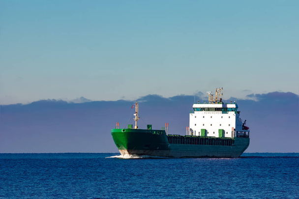 Navire cargo vert
 - Photo, image