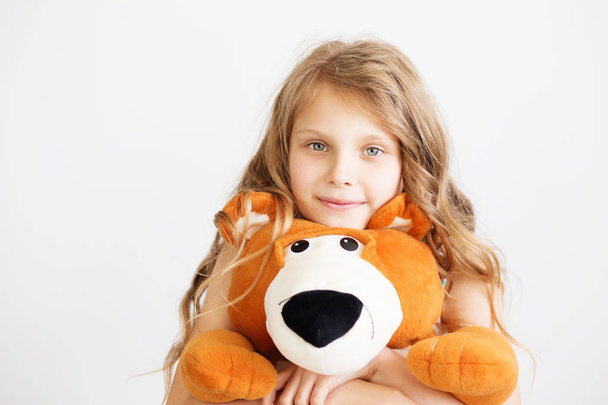 Petite fille avec un gros ours en peluche s'amuser à rire Isolé sur
  - Photo, image
