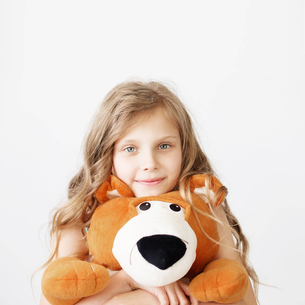 Meisje met grote teddy beer plezier lachen geïsoleerd op  - Foto, afbeelding