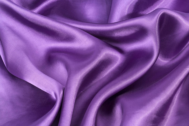 シルクの背景、紫の光沢のある生地の質感をクローズ アップ - 写真・画像