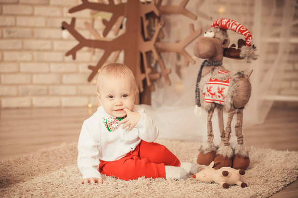 lindo niño pequeño entre las decoraciones de Navidad
 - Foto, Imagen