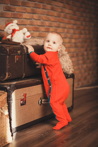 Portret van een schattige kleine jongen onder Christmas speelgoed - Foto, afbeelding