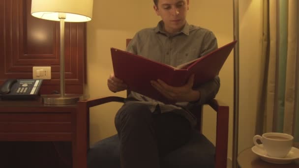 Okuma dergi dinlenmek çalışan genç adam - Video, Çekim