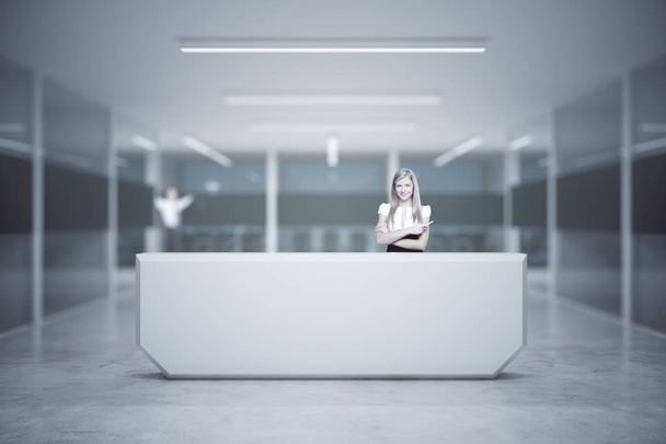 Girl at reception desk - Foto, imagen