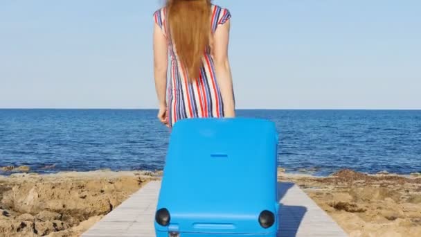 Ahşap iskele üzerinde yürüyen genç bir kadın Gezgin - Video, Çekim