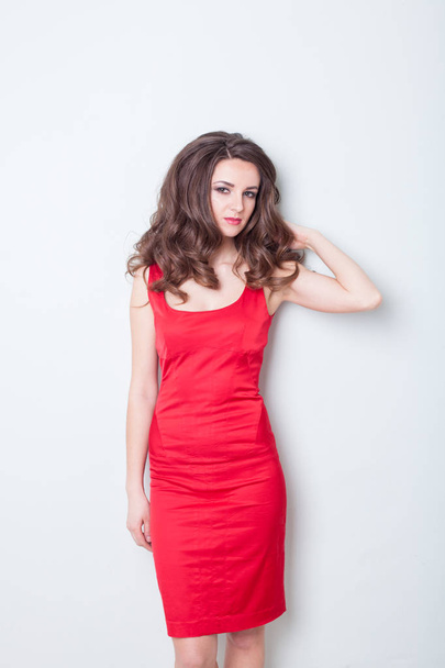 duvara Kırmızı elbiseli kız - Fotoğraf, Görsel