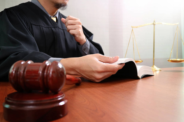 justicia y el concepto de la ley.Juez masculino en una sala de audiencias con el martillo
 - Foto, imagen