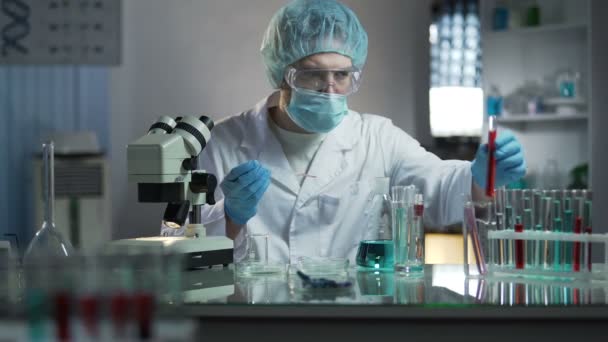 Tiedemiehet, jotka tutkivat DNA-haaroja saadakseen lisätietoja kloonausprosessista
 - Materiaali, video
