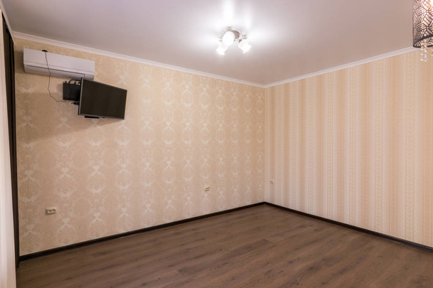 Interior de uma sala vazia, o sistema de parede dividida e TV
 - Foto, Imagem