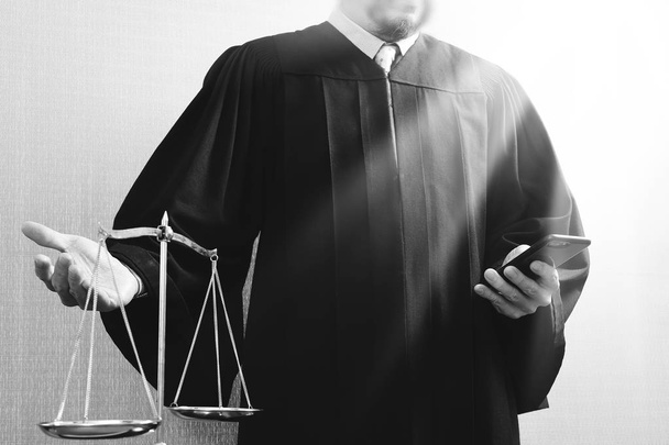 Justitie en wetgeving concept. Mannelijke rechter in een rechtszaal met de balan - Foto, afbeelding