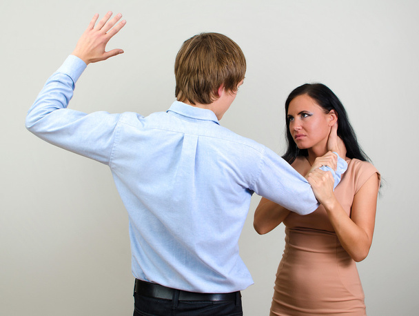 Чоловік ламає жінку, що зображує домашнє насильство
 - Фото, зображення
