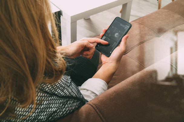 femme brune utilisant un téléphone intelligent et une tablette numérique sur
  - Photo, image