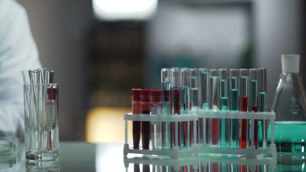 Asystent mężczyzna laboratorium badania próbki krwi na obecność chorób zakaźnych - Materiał filmowy, wideo