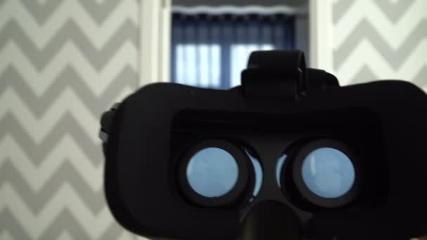 Virtuele realiteit masker. Close-up. Een vr headset biedt een meeslepende grafische ervaring - Video