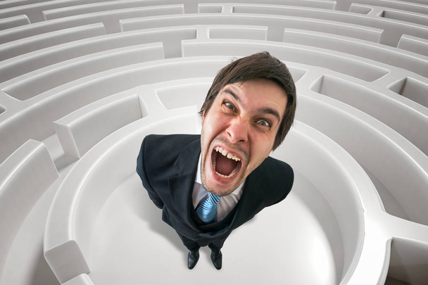 Frustrierter wütender Mann verliert sich im Labyrinth. 3D gerenderte Illustration des Labyrinths. - Foto, Bild