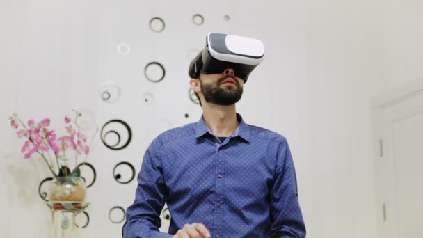 El hombre en la habitación utiliza un casco de realidad virtual
 - Metraje, vídeo