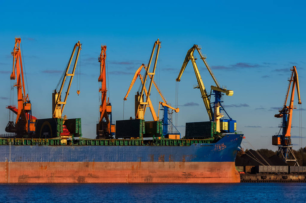 Carga de buques de carga azul
 - Foto, imagen