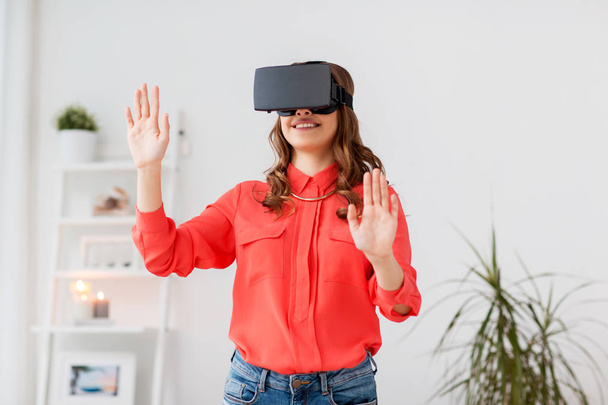 happy woman in virtual reality headset at home - Fotoğraf, Görsel