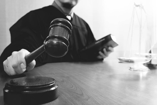 Концепція справедливості та права. Чоловік-суддя в залі суду з даром
 - Фото, зображення